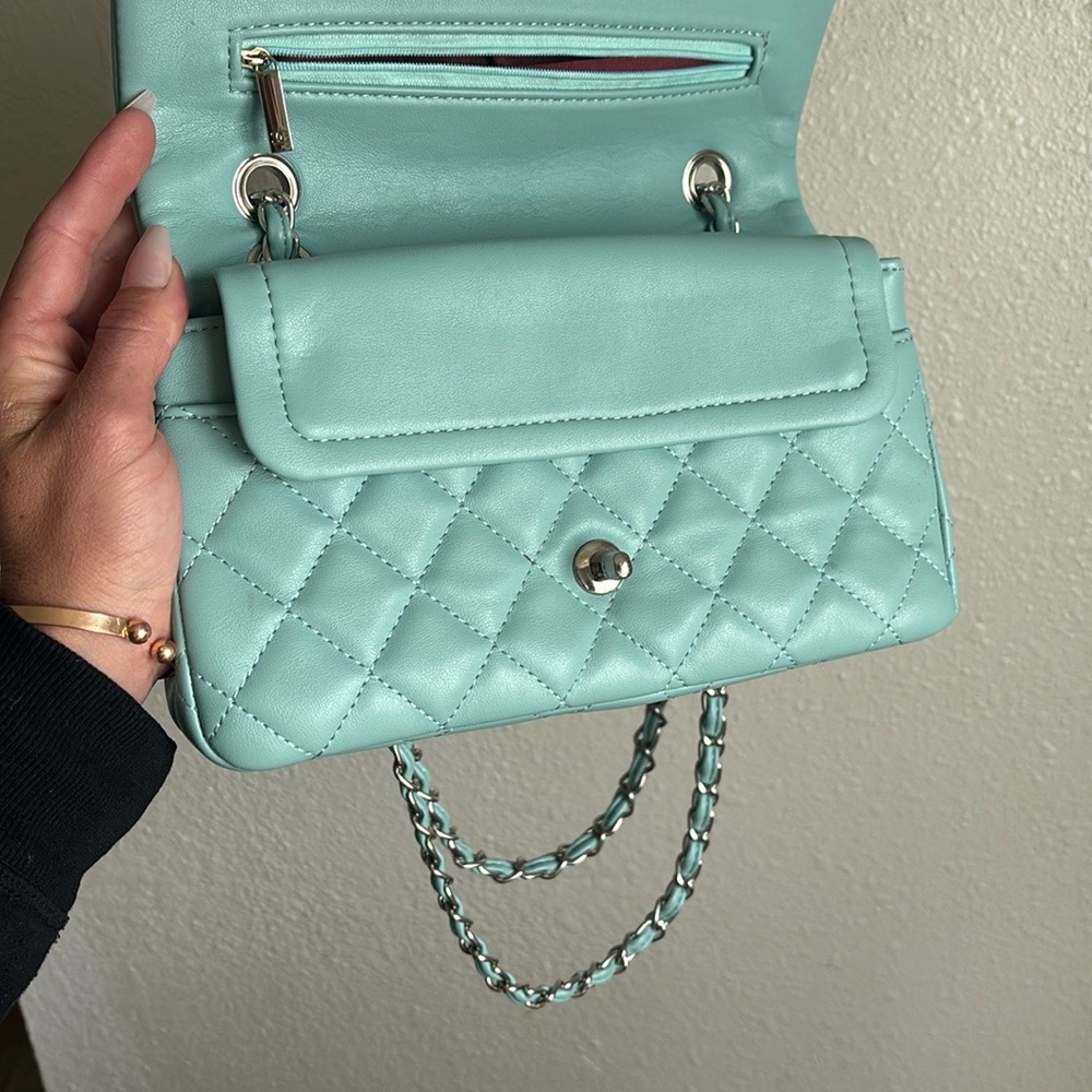 Chanel Green Crossbody Bag with Quilted Leather and Silver Chain - Picture 5 of 5